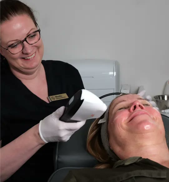 Maritha utför en IPL-behandling på LightPulse Kungälv